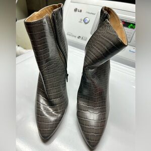 Express ladies taupe color boots, size 8 - like new